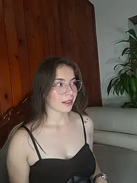 Snapshot of EmmaValencia_ chatting on February 2, 2026, 6:28 pm EmmaValencia online show from February 2, 2026, 6:28 pm