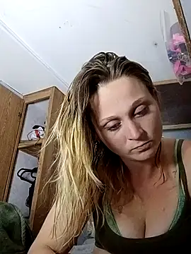 Snapshot of Queen2454 chatting on April 15, 2026, 7:59 am Queen2454 online show from April 15, 2026, 7:59 am