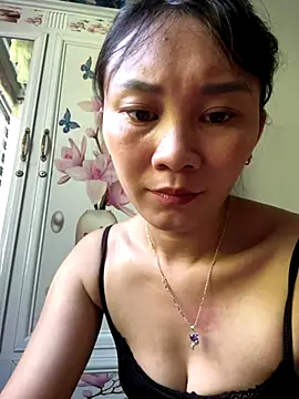 Snapshot of Ami-mi00 chatting on October 9, 2025, 6:11 am Ami-mi00 online show from October 9, 2025, 6:11 am
