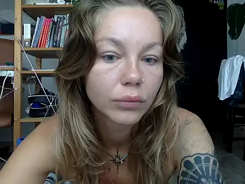 Snapshot of MiraLuna chatting on September 30, 2025, 7:57 am MiraLuna online show from September 30, 2025, 7:57 am