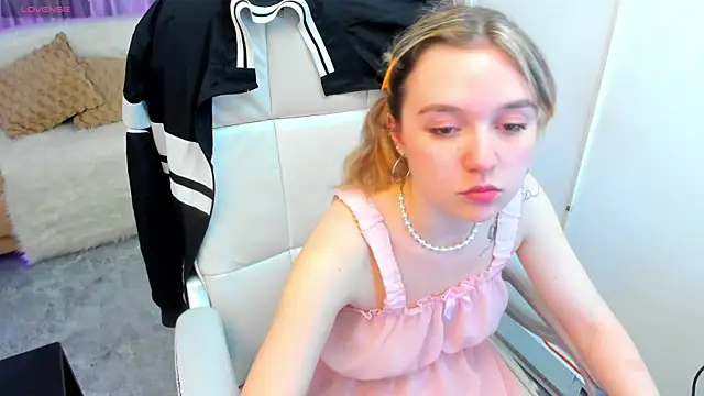 Lucia Copper online show from November 1, 2025, 3:47 pm