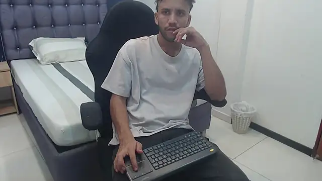 Snapshot of Juan_FelipeX01 chatting on November 18, 2025, 4:00 pm Juan FelipeX01 online show from November 18, 2025, 4:00 pm