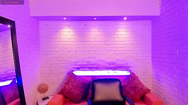 VenusCooper online show from November 4, 2025, 7:24 pm