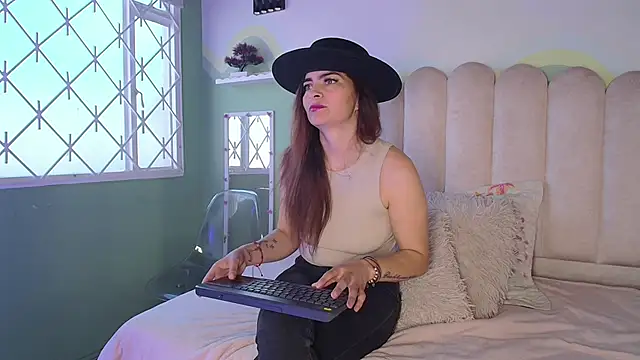 Snapshot of BiancaLuxx_ chatting on March 1, 2026, 12:51 pm BiancaLuxx online show from March 1, 2026, 12:51 pm