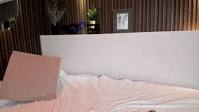 Emily Roberts9 online show from October 15, 2025, 7:25 pm