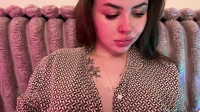 AlmaryKim online show from July 7, 2026, 9:08 pm