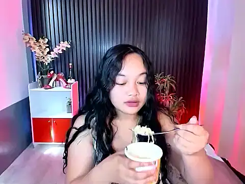 Snapshot of UrFavouriteCravings chatting on November 12, 2025, 4:24 am UrFavouriteCravings online show from November 12, 2025, 4:24 am