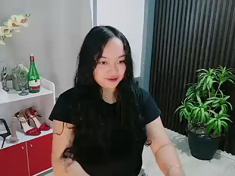 Snapshot of UrFavouriteCravings chatting on December 16, 2025, 1:43 am UrFavouriteCravings online show from December 16, 2025, 1:43 am