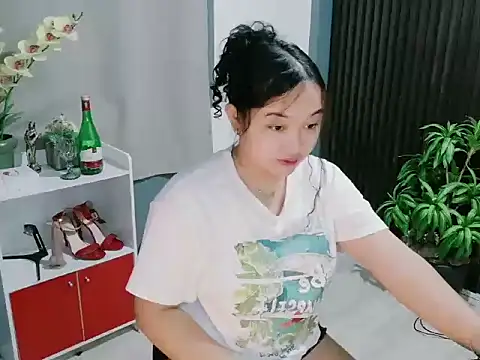 Snapshot of UrFavouriteCravings chatting on December 17, 2025, 2:01 pm UrFavouriteCravings online show from December 17, 2025, 2:01 pm