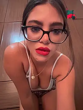 whitefoxxxx6 online show from December 13, 2025, 11:21 pm