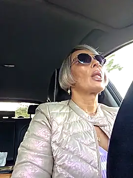 KirraWhite online show from October 21, 2025, 6:03 am