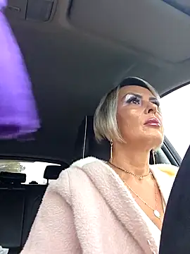 KirraWhite online show from November 15, 2025, 6:33 am