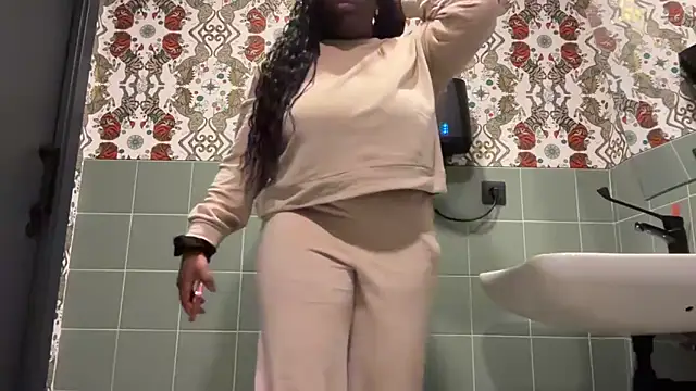 nanaisbackk online show from December 16, 2025, 11:10 pm