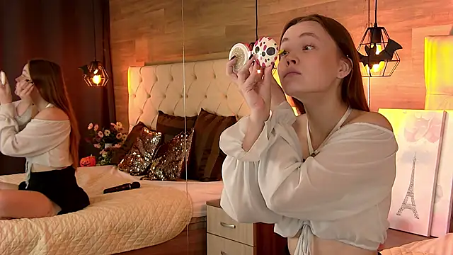 EmmaCamm online show from October 28, 2025, 7:01 am