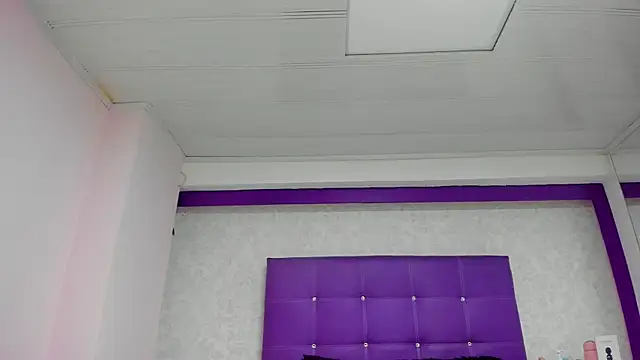 LeaMoreau22 online show from October 24, 2025, 11:39 am