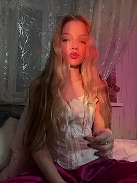 Snapshot of _Siennaaa_ chatting on February 24, 2026, 9:35 pm Siennaaa online show from February 24, 2026, 9:35 pm