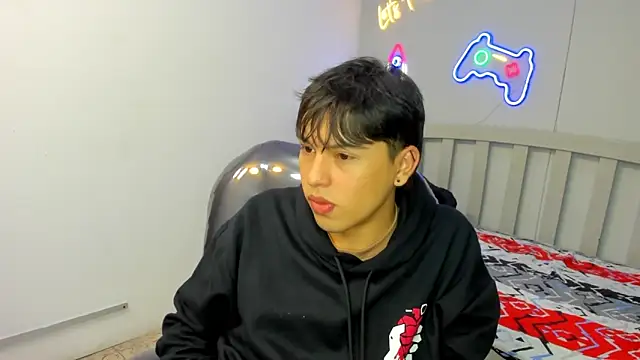 Snapshot of StiwenTwink chatting on October 24, 2025, 1:18 pm StiwenTwink online show from October 24, 2025, 1:18 pm