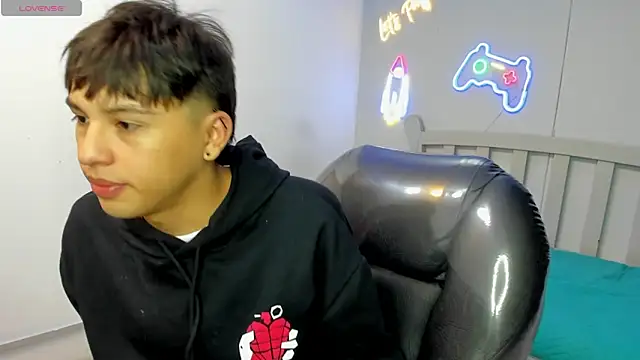 Snapshot of StiwenTwink chatting on November 7, 2025, 1:55 pm StiwenTwink online show from November 7, 2025, 1:55 pm