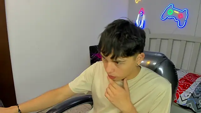 Snapshot of StiwenTwink chatting on November 12, 2025, 2:06 pm StiwenTwink online show from November 12, 2025, 2:06 pm