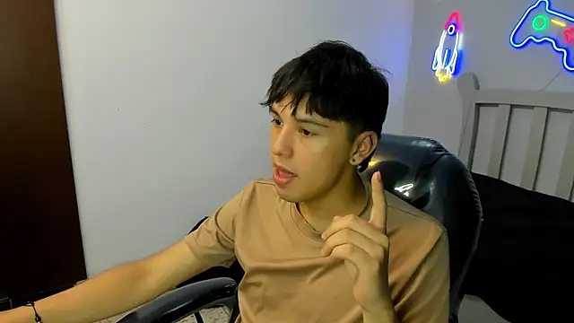 Snapshot of StiwenTwink chatting on November 17, 2025, 4:13 pm StiwenTwink online show from November 17, 2025, 4:13 pm