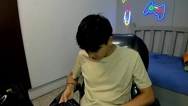 Snapshot of StiwenTwink chatting on November 26, 2025, 12:39 pm StiwenTwink online show from November 26, 2025, 12:39 pm