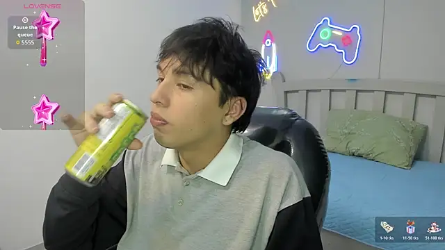 Snapshot of StiwenTwink chatting on December 17, 2025, 7:31 pm StiwenTwink online show from December 17, 2025, 7:31 pm