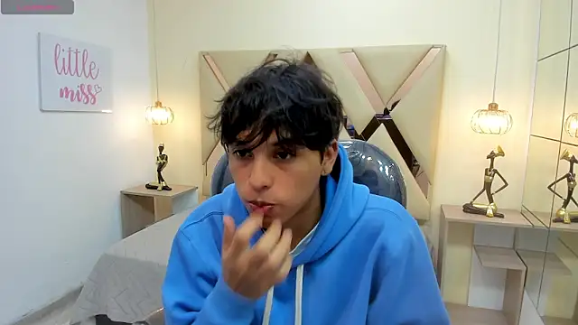 Snapshot of StiwenTwink chatting on February 11, 2026, 1:05 pm StiwenTwink online show from February 11, 2026, 1:05 pm