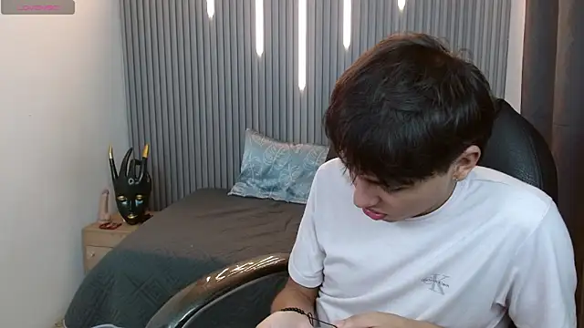 Snapshot of StiwenTwink chatting on March 18, 2026, 9:40 pm StiwenTwink online show from March 18, 2026, 9:40 pm