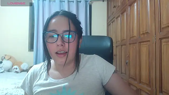 Snapshot of Venus_cat_ chatting on January 7, 2026, 5:32 am Venus cat online show from January 7, 2026, 5:32 am