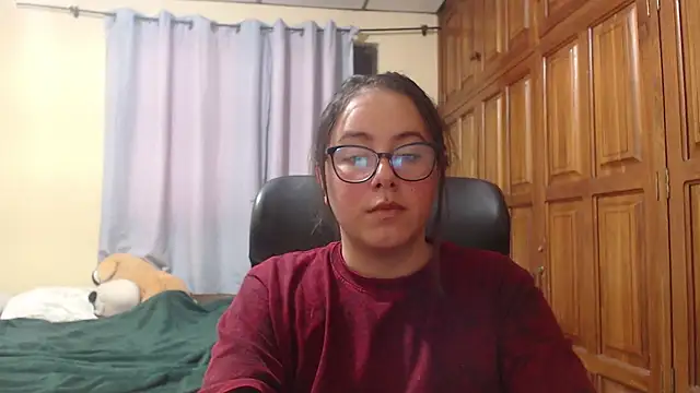 Snapshot of Venus_cat_ chatting on February 13, 2026, 12:28 am Venus cat online show from February 13, 2026, 12:28 am