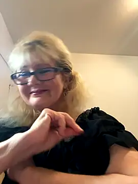 BoloshkaBlonda online show from October 17, 2025, 8:11 pm