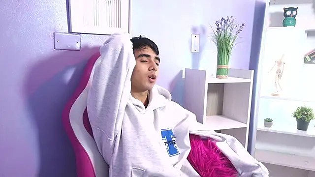 Hottie Guy online show from October 20, 2025, 5:13 pm