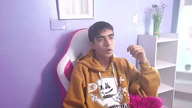 Hottie Guy online show from October 21, 2025, 5:46 pm