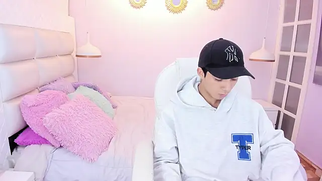 Hottie Guy online show from November 13, 2025, 5:56 pm