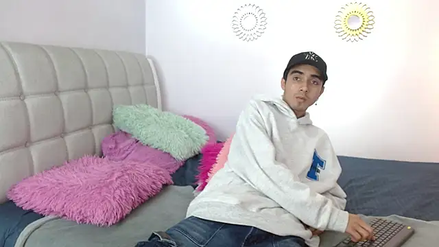 Hottie Guy online show from November 18, 2025, 6:34 pm