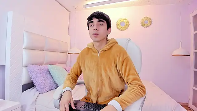 Hottie Guy online show from December 15, 2025, 12:09 pm