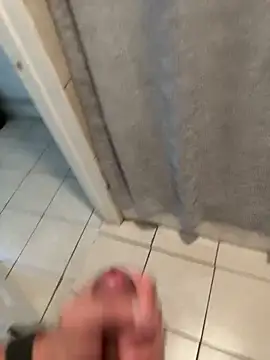 familia0210 online show from October 28, 2025, 1:14 pm