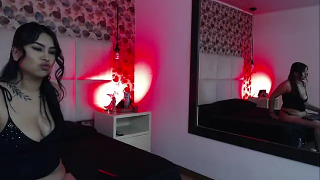 Snapshot of IssisLancaster chatting on November 4, 2025, 11:20 am IssisLancaster online show from November 4, 2025, 11:20 am