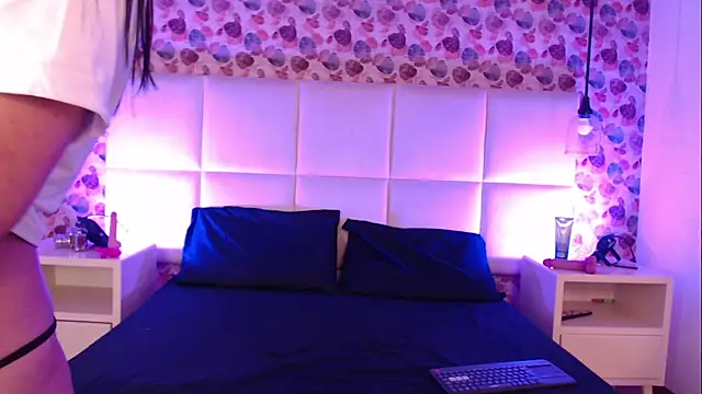 Snapshot of IssisLancaster chatting on November 25, 2025, 12:05 pm IssisLancaster online show from November 25, 2025, 12:05 pm