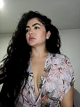 tutisex  online show from November 6, 2025, 3:18 am