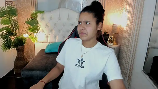 Snapshot of AriaVega chatting on April 10, 2026, 12:54 pm AriaVega online show from April 10, 2026, 12:54 pm