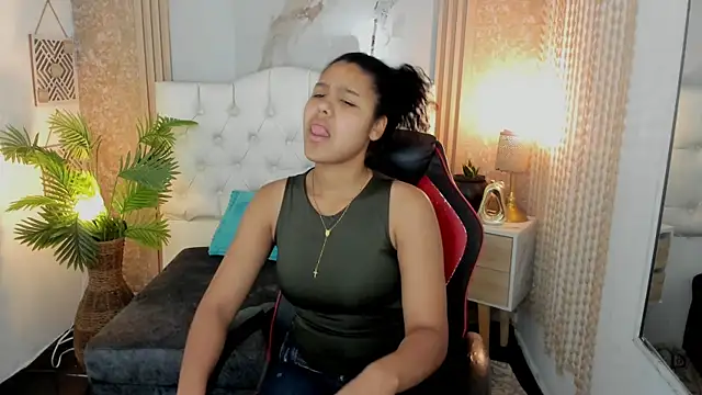 Snapshot of AriaVega chatting on April 14, 2026, 12:44 pm AriaVega online show from April 14, 2026, 12:44 pm