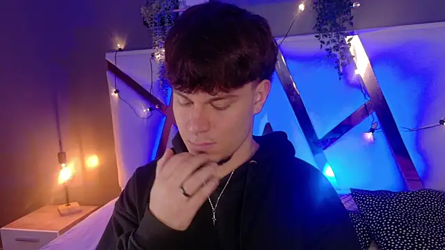 LiamThunder05  online show from November 19, 2025, 3:17 am