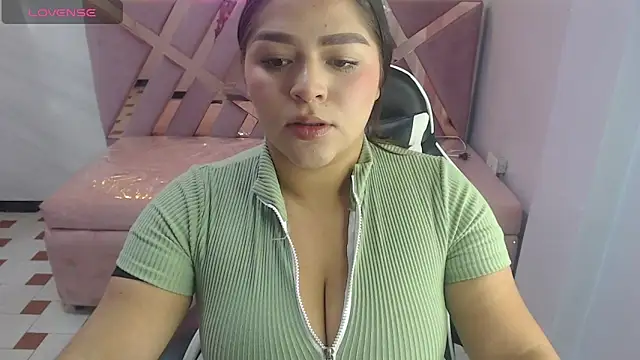 Snapshot of Dayan_v_ chatting on November 24, 2025, 8:19 pm Dayan v online show from November 24, 2025, 8:19 pm