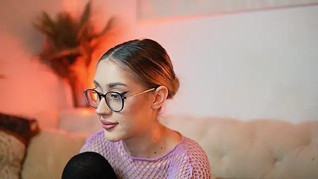 Snapshot of AileenKiss chatting on December 20, 2025, 9:22 pm AileenKiss online show from December 20, 2025, 9:22 pm