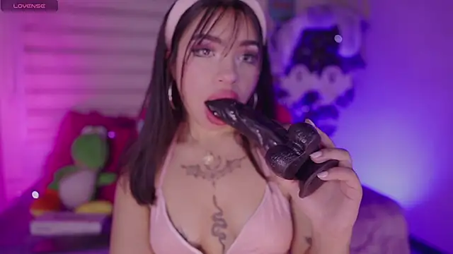 Snapshot of emma_soffia chatting on October 7, 2025, 7:44 pm emma soffia online show from October 7, 2025, 7:44 pm