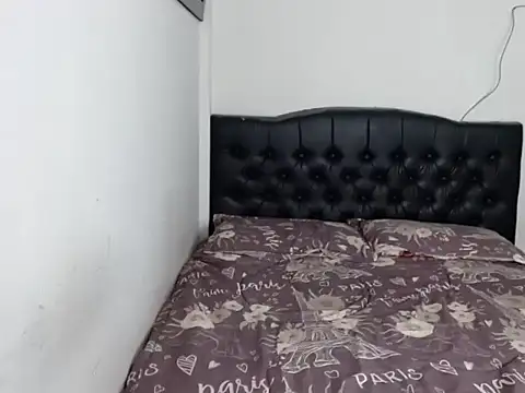 Snapshot of linnaskinyy chatting on December 18, 2025, 4:40 am linnaskinyy online show from December 18, 2025, 4:40 am