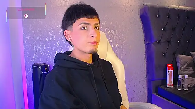 MateoMitchell online show from December 18, 2025, 5:02 am