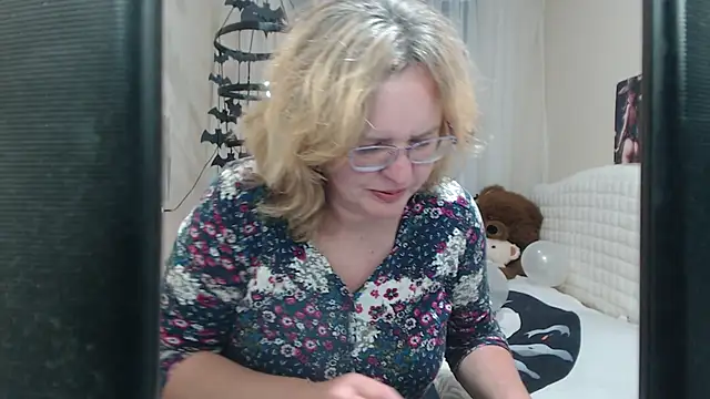 Snapshot of VestaWoody chatting on October 12, 2025, 12:04 pm VestaWoody online show from October 12, 2025, 12:04 pm