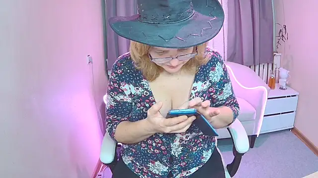 Snapshot of VestaWoody chatting on November 24, 2025, 7:19 am VestaWoody online show from November 24, 2025, 7:19 am